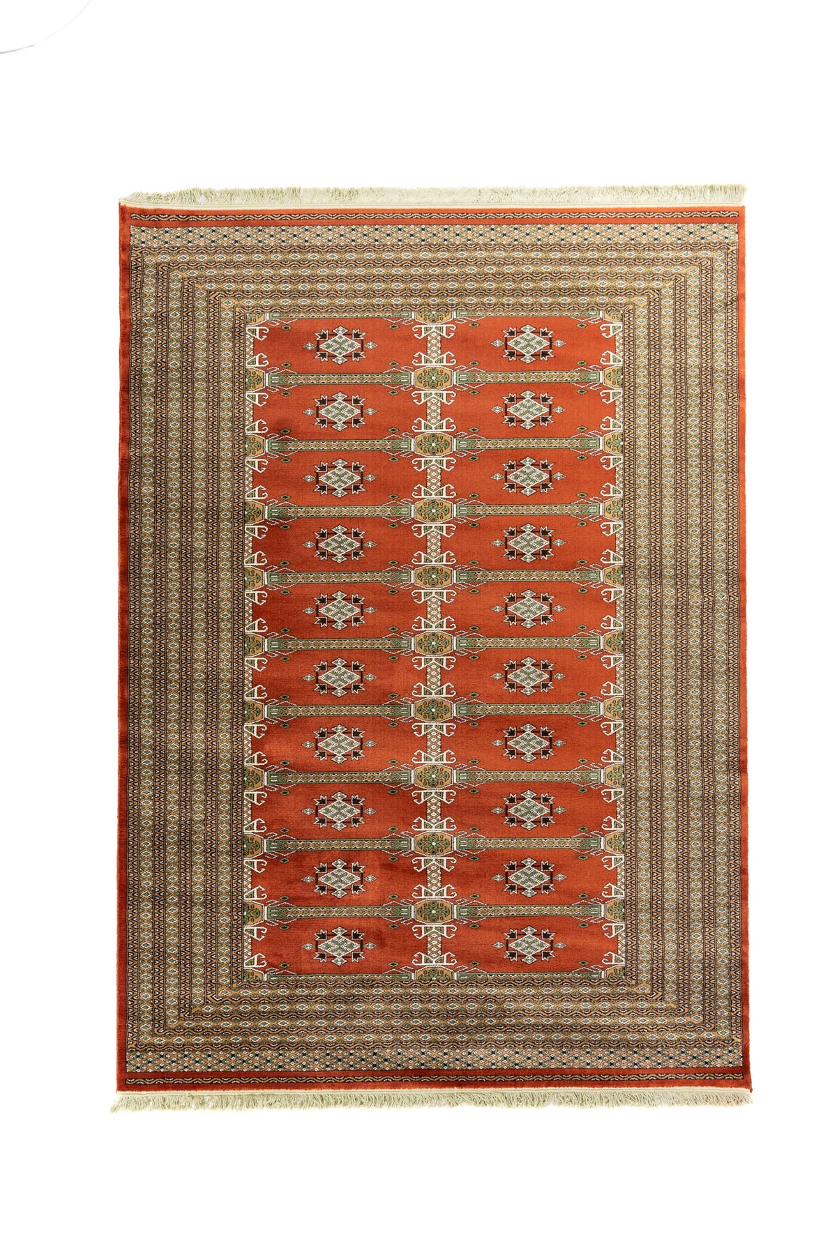 Alfombra rectangular en tonos rojo, beige, marrón y verde, con diseño geométrico repetitivo en el centro y múltiples guardas decorativas.