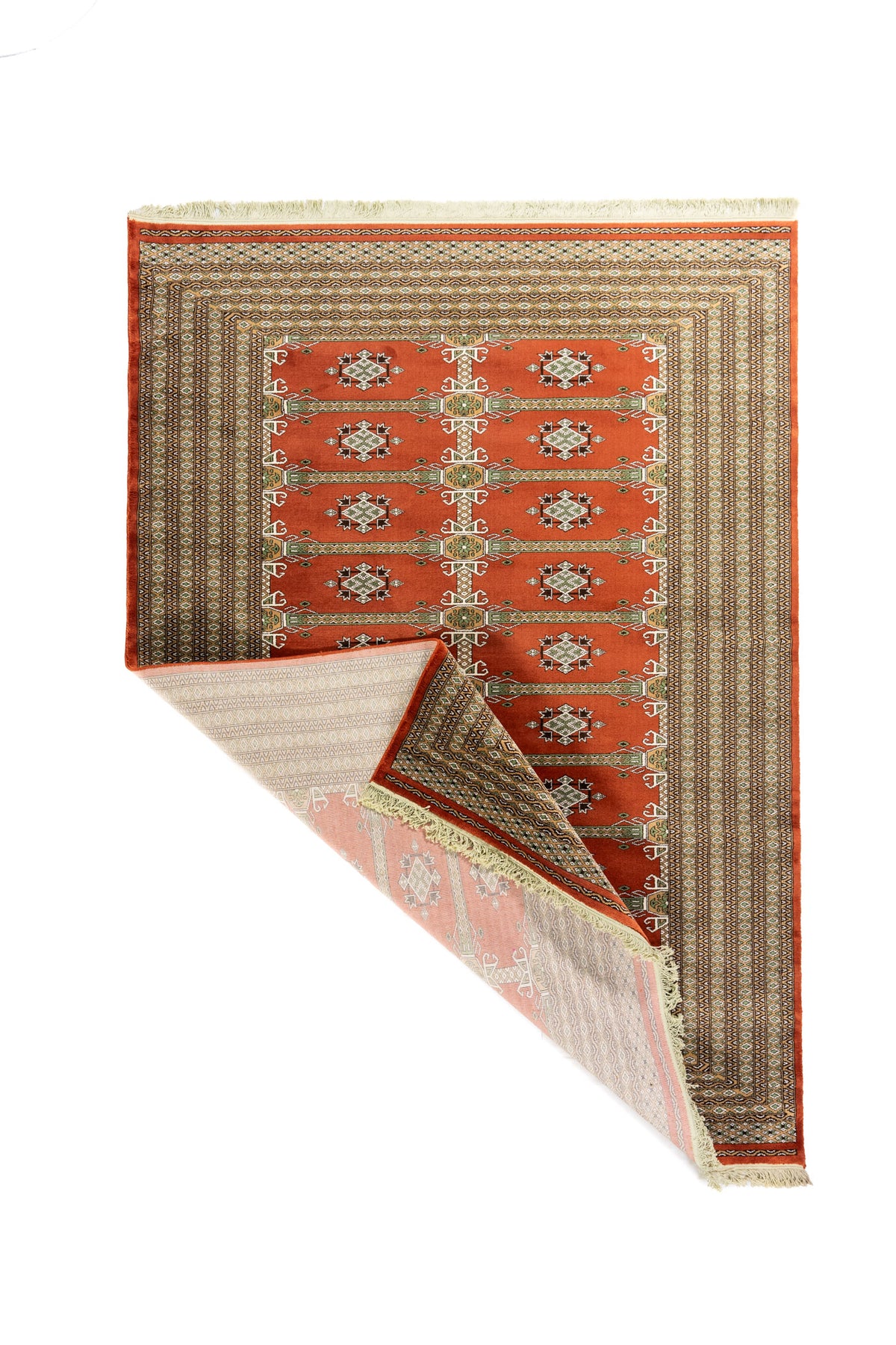 Alfombra geométrica color rojo con una esquina doblada, mostrando el reverso del tejido, los flecos claros y el grosor de la pieza.