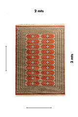 Alfombra rectangular de 2 x 3 metros en tonos rojo, beige, marrón y verde, con composición geométrica central y marco decorativo de varias guardas.