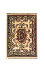 Alfombra clásica de inspiración persa con fondo color blanco suave, medallón central ornamental en tonos  rojo oscuro y azul oscuro, y guarda floral detallada con flecos en los extremos.