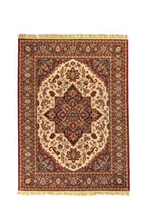 Alfombra oriental rectangular en tono beige con gran medallón central geométrico en rojo, negro y dorado, rodeado por una guarda floral detallada y flecos en ambos extremos.
