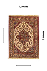 Alfombra rectangular de 1,70 x 2,40 metros en tono beige con medallón central geométrico, guarda floral en tonos rojo y negro con flecos en ambos extremos.
