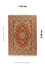 Alfombra rectangular de 1,70 x 2,40 metros en tono rojo con medallón central blanco suave, guarda ancha con rosetones decorativos y composición clásica de inspiración oriental.