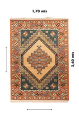 Vista completa de alfombra geométrica de inspiración oriental en tonos rojo, beige y verde, con medidas de 1.70 x 2.40 metros.