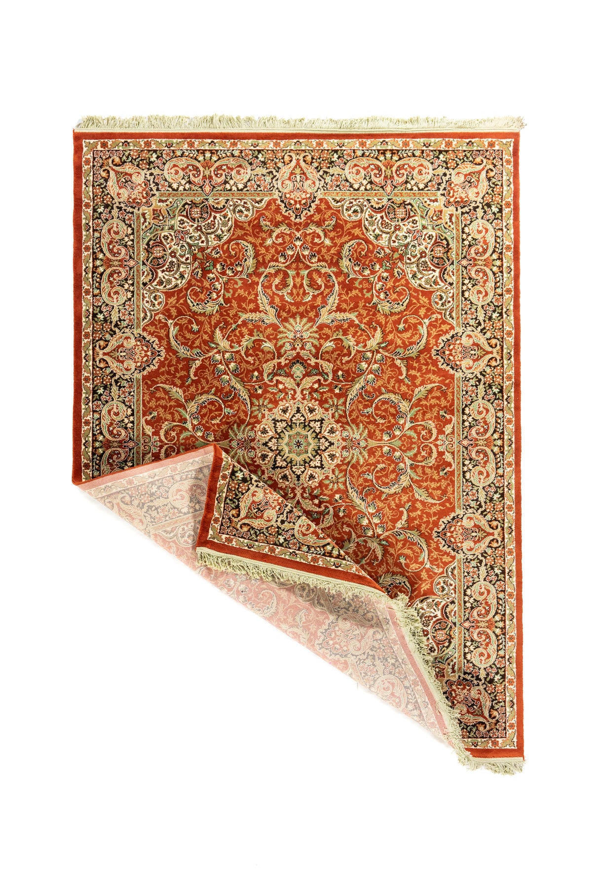 Alfombra clásica oriental anaranjado suave con esquina levantada que muestra su flexibilidad, flecos y diseño floral detallado