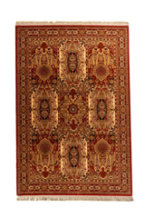 Alfombra clásica oriental en tonos rojo, beige y azul oscuro con diseño geométrico simétrico, paneles ornamentales y flecos en los extremos.