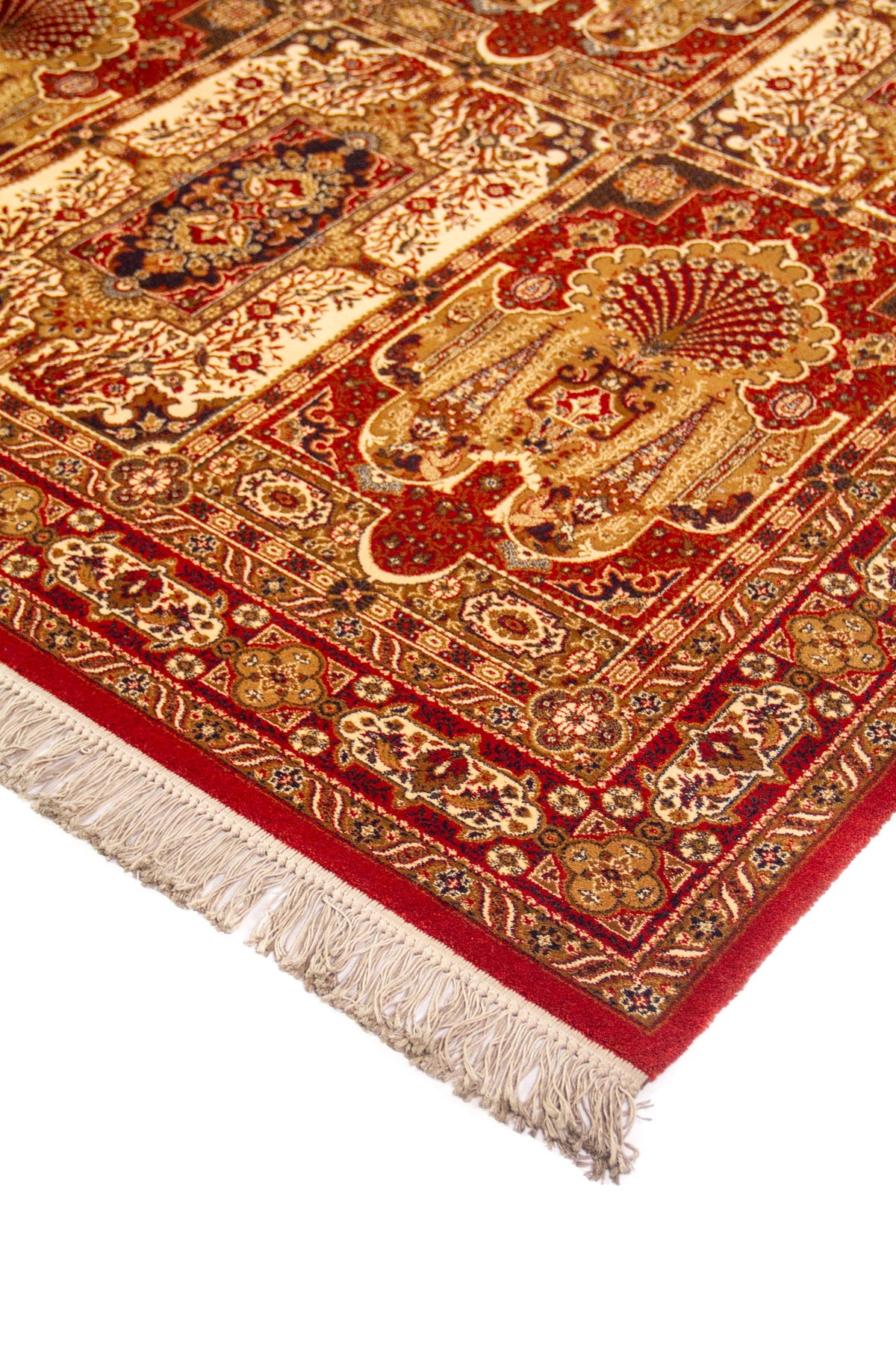 Detalle en perspectiva de alfombra clásica roja con motivos ornamentales, guarda floral y flecos claros en el borde inferior.