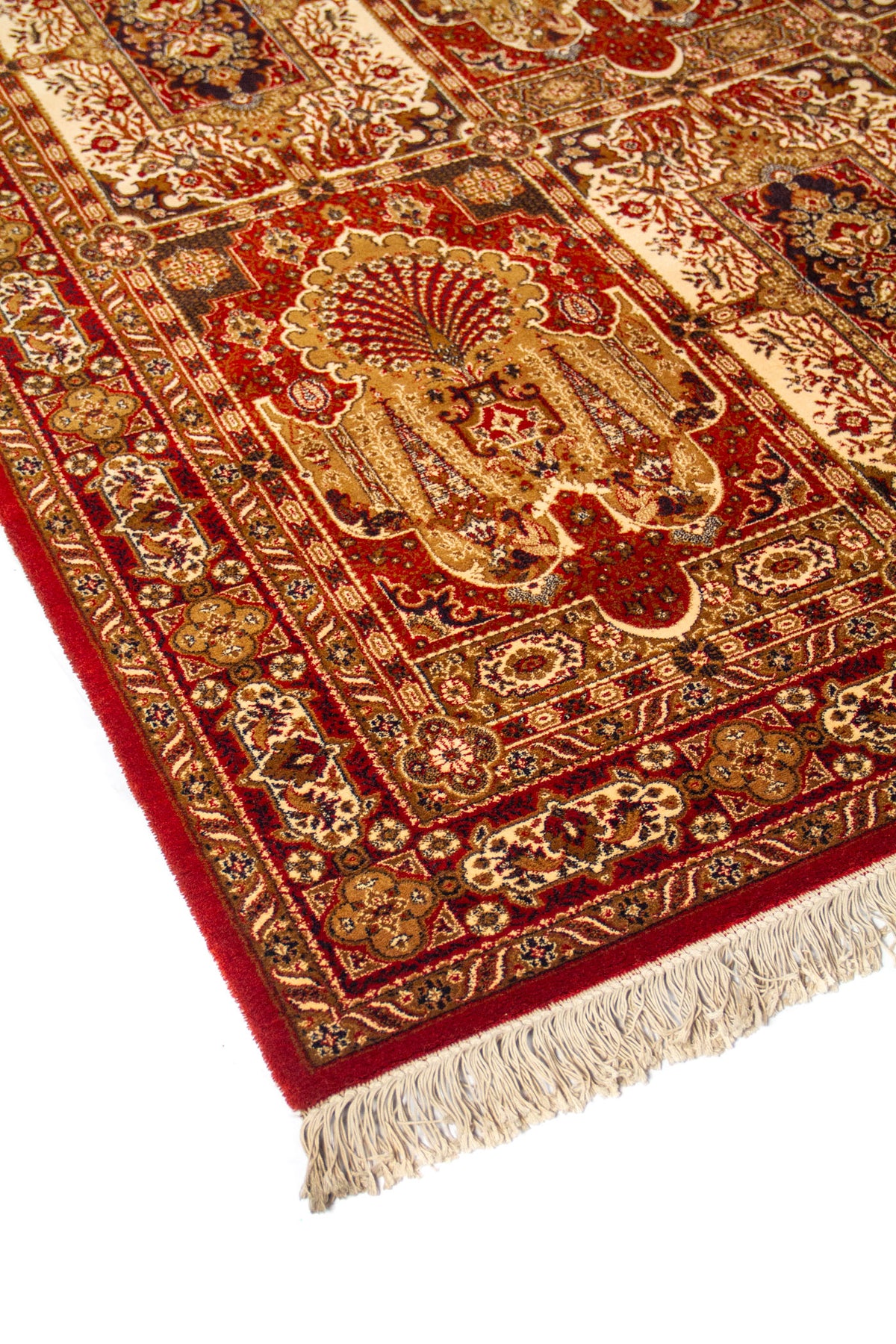 Acercamiento lateral de alfombra oriental en tonos rojo y blanco suave con diseño detallado de panel central, borde decorativo y flecos.
