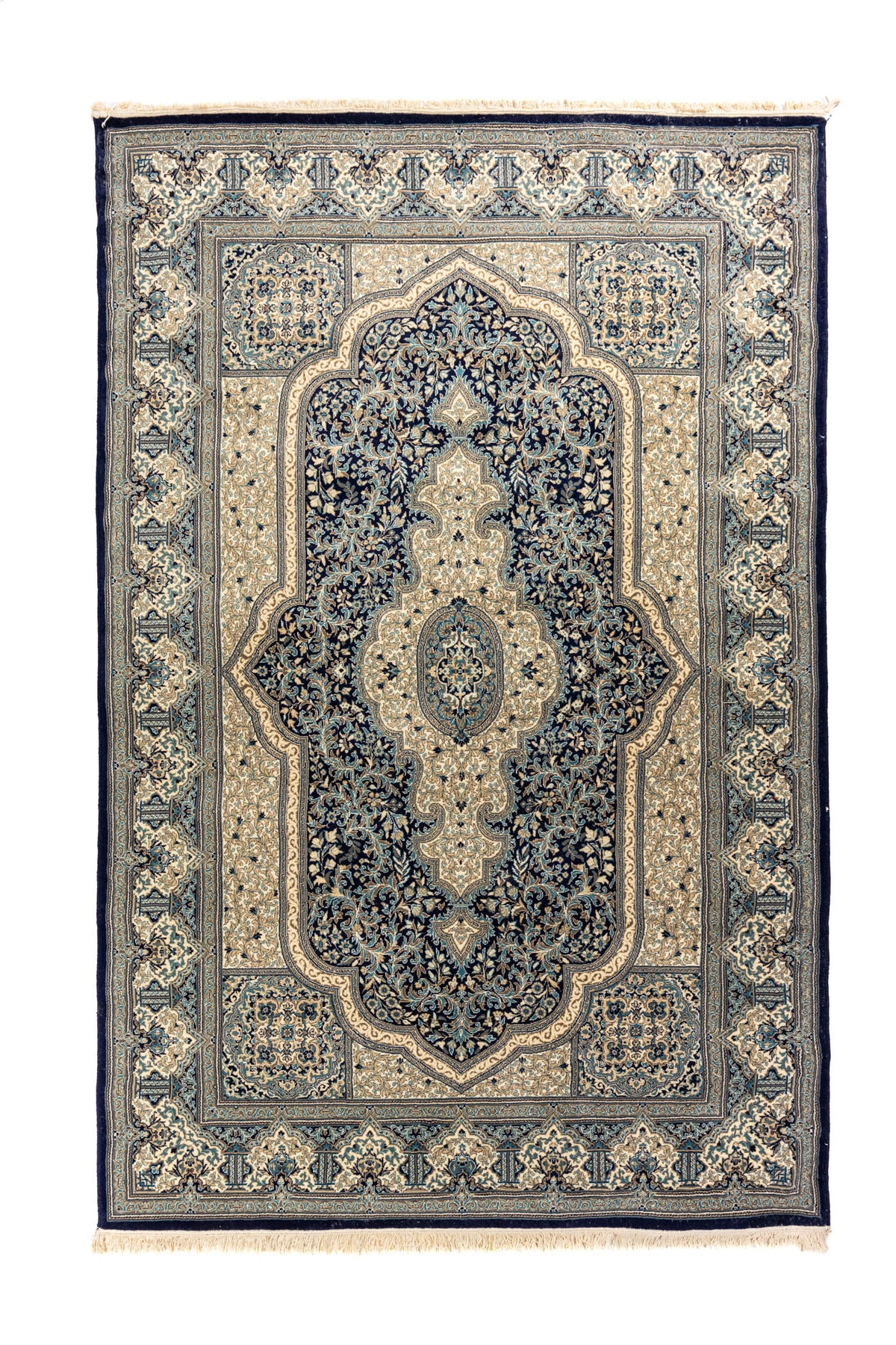 Alfombra oriental en tonos azul oscuro, beige y celeste con medallón central ornamentado y amplia guarda floral