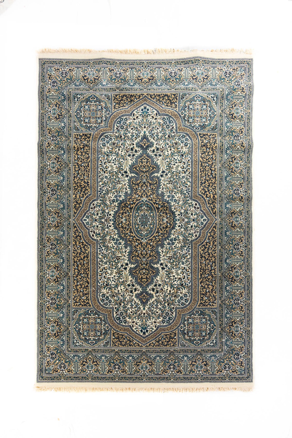 Alfombra clásica rectangular en tonos blanco suave, azul y beige con gran medallón central, arabescos florales y guardas ornamentales.