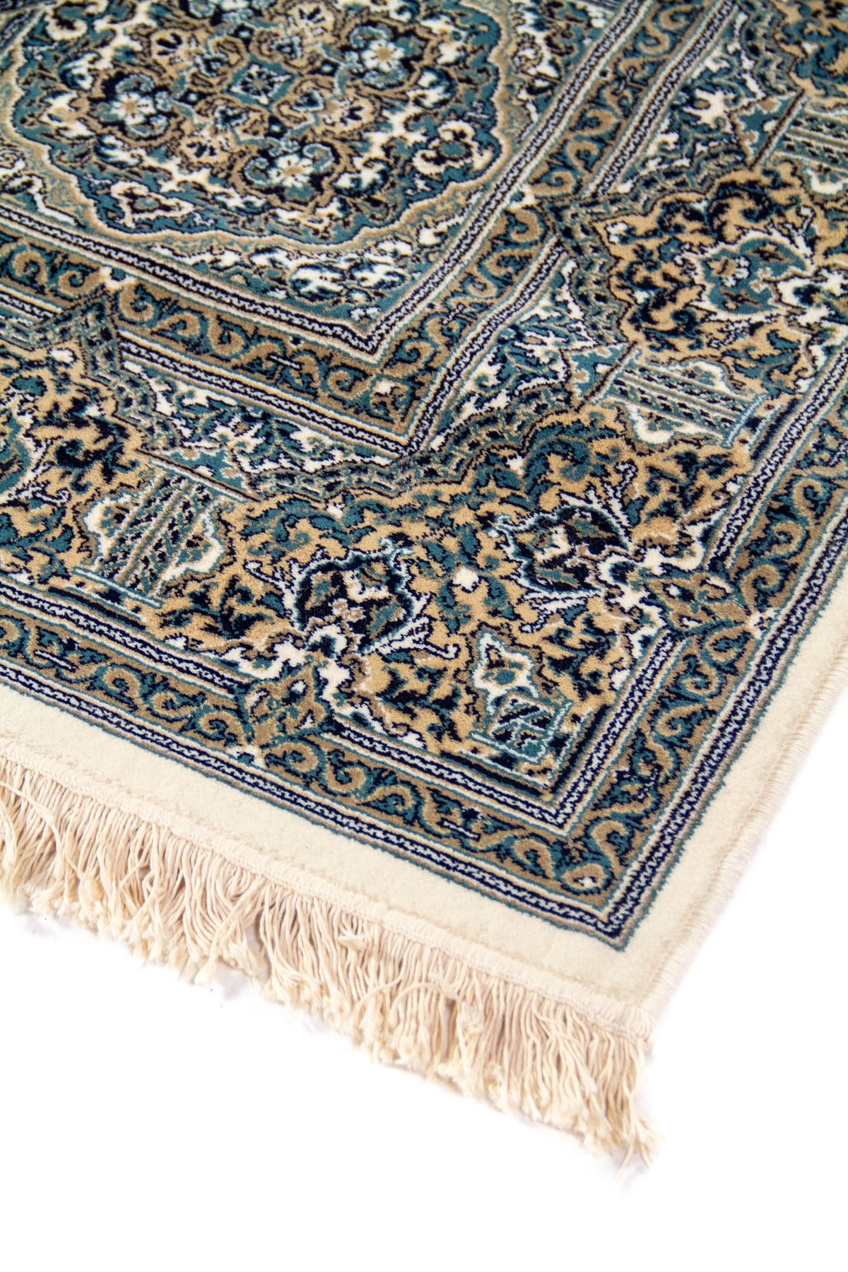 Primer plano del borde de una alfombra oriental con diseño floral clásico, guardas decorativas y flecos claros en tono blanco suave.