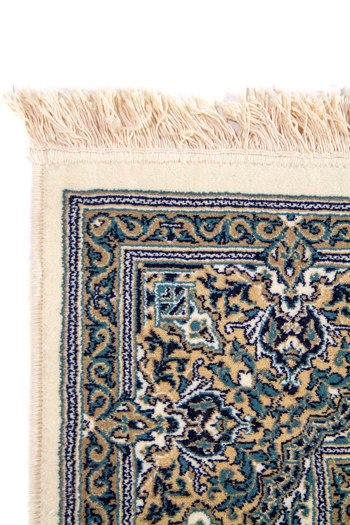 Detalle de esquina superior de alfombra clásica con flecos blanco suave, patrones florales y ornamentales en azul y beige