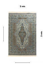 Alfombra clásica rectangular de 2 x 3 metros en tonos blanco suave, azul y beige con medallón central, guardas ornamentales y flecos claros.