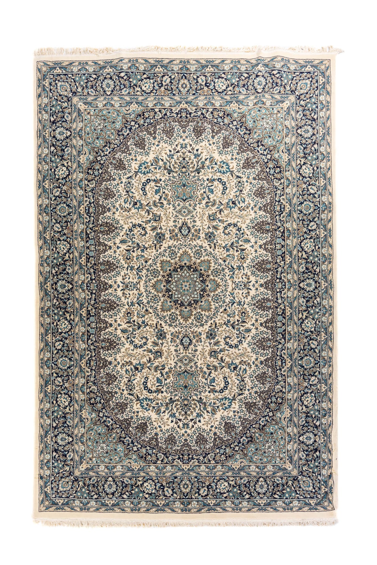 Alfombra clásica de estilo oriental en tonos blanco suave, azul oscuro y celeste, con medallón central floral y guarda ancha decorada.