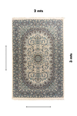 Alfombra rectangular de 2 x 3 metros con diseño oriental, medallón central sobre fondo blanco suave y guarda floral en azul oscuro y celeste.