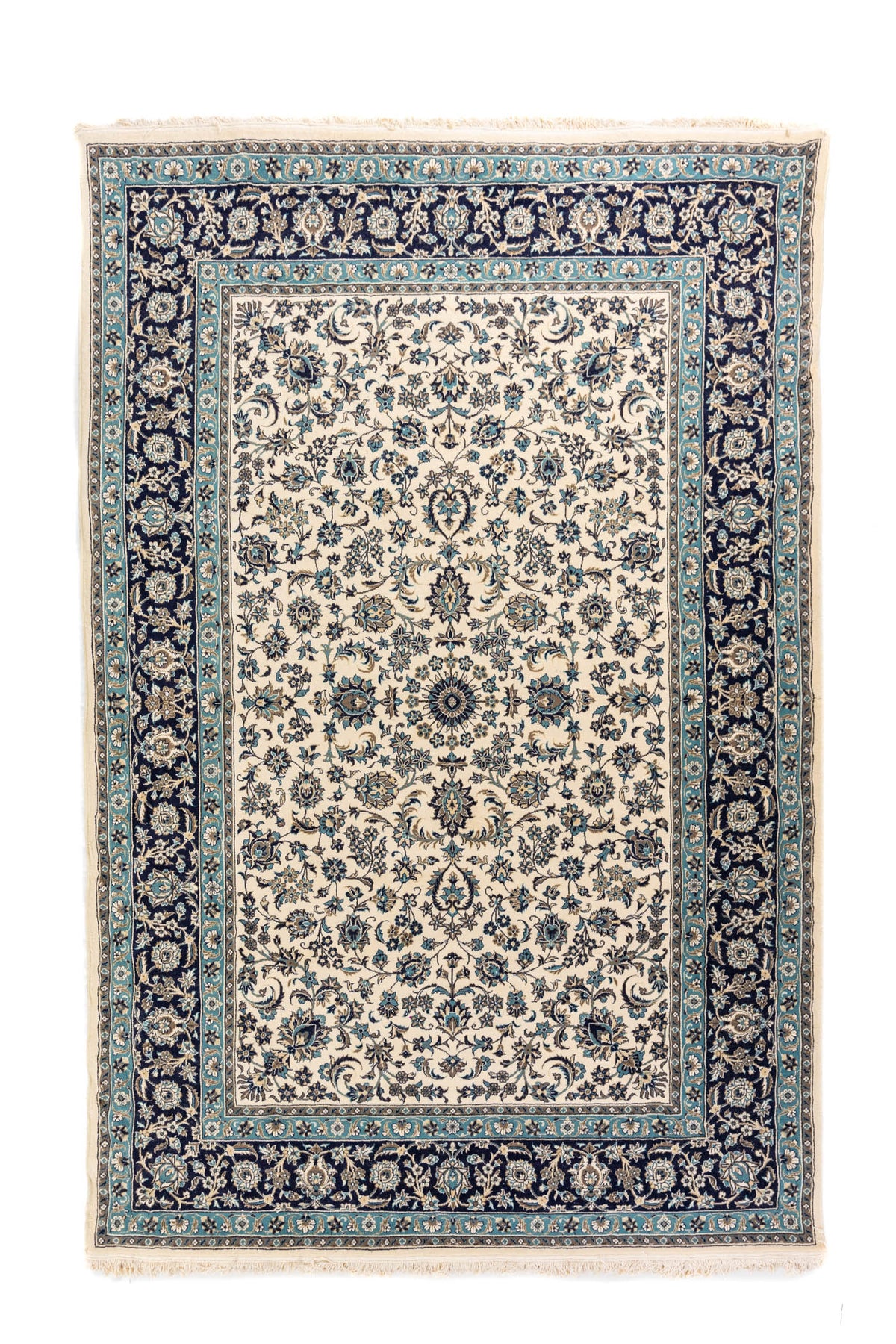 Alfombra clásica de estilo oriental en tonos blanco suave, azul oscuro y celeste, con diseño floral simétrico y guarda decorativa ancha.