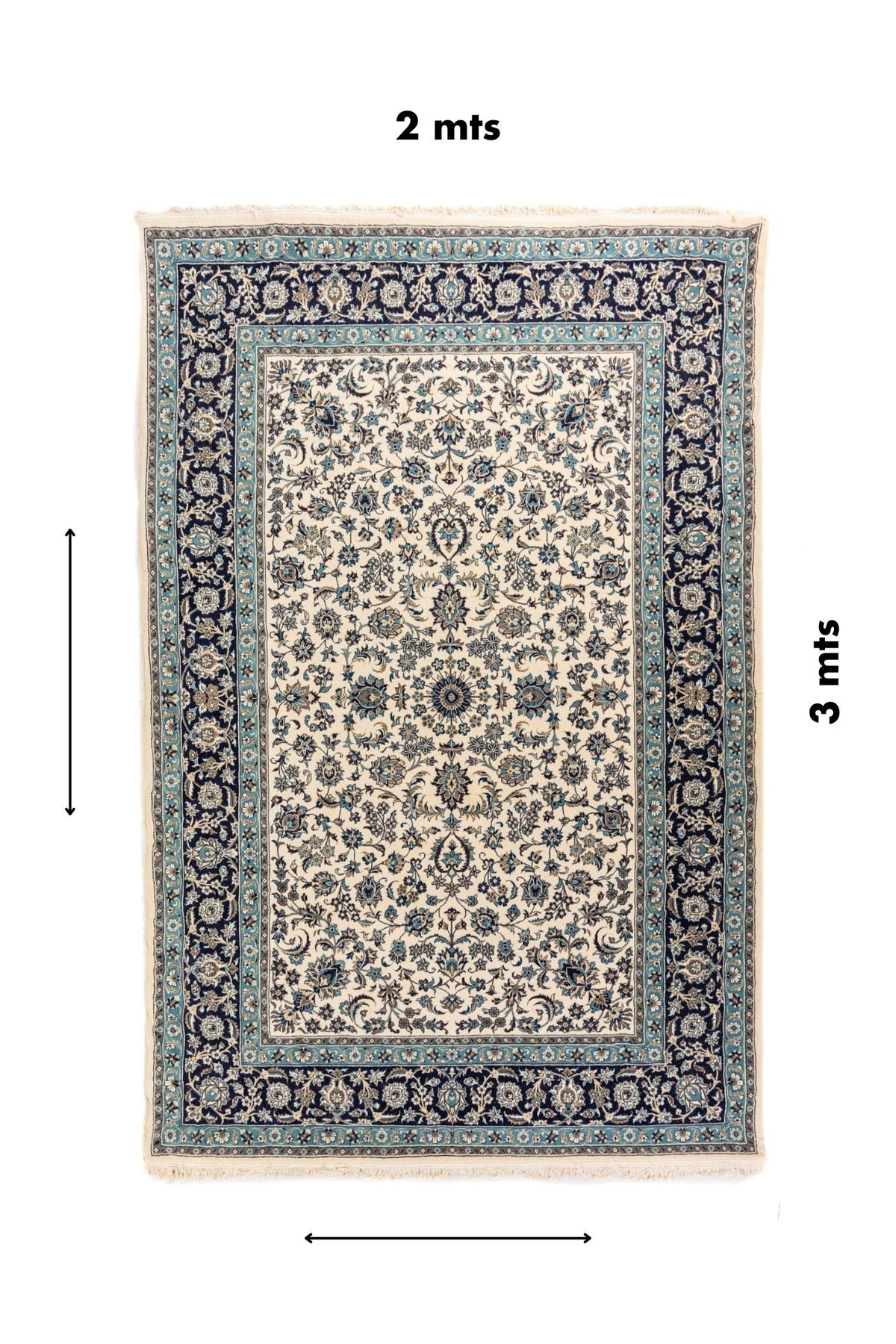 Alfombra rectangular de 2 x 3 metros en tonos blanco suave y azul, con composición floral simétrica y guarda amplia de inspiración clásica.