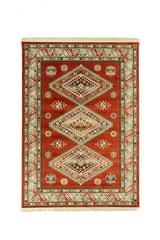 Alfombra oriental rectangular en tono  rojo con tres medallones geométricos centrales y guarda decorativa en verde, beige y rojo