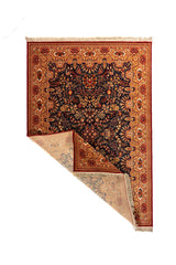 Alfombra oriental de estilo clásico con una esquina doblada que muestra el reverso, el tejido interior, la guarda decorativa y los flecos beige.