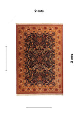 Alfombra clásica oriental en tonos azul oscuro y dorado con diseño floral integral y medidas de 2 x 3 metros.