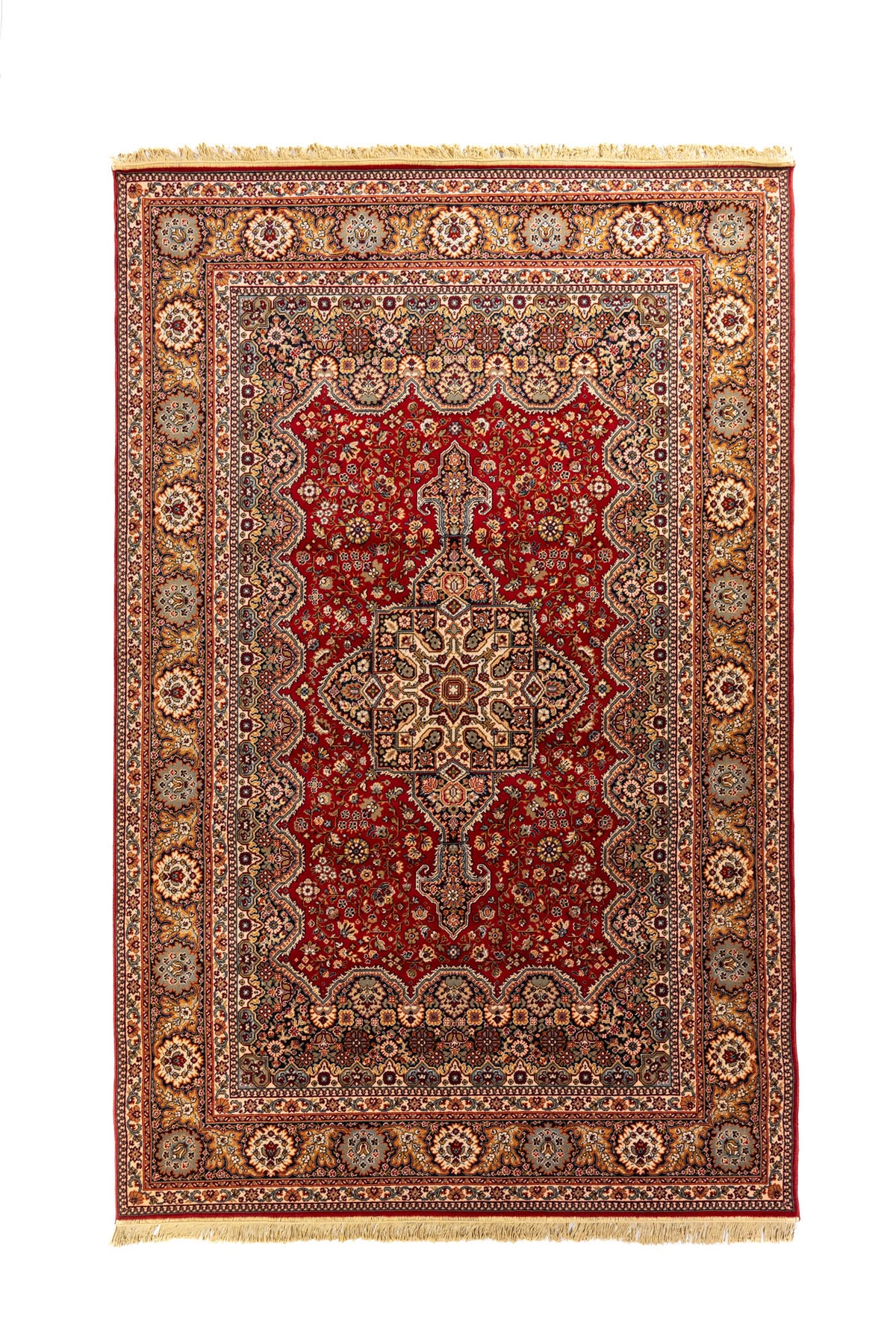 Alfombra clásica oriental en tonos rojo, beige, azul y dorado con medallón central geométrico, diseño floral detallado y guarda ornamental ancha.