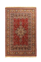 Alfombra clásica oriental en tonos rojo, beige, azul y dorado con medallón central geométrico, diseño floral detallado y guarda ornamental ancha.