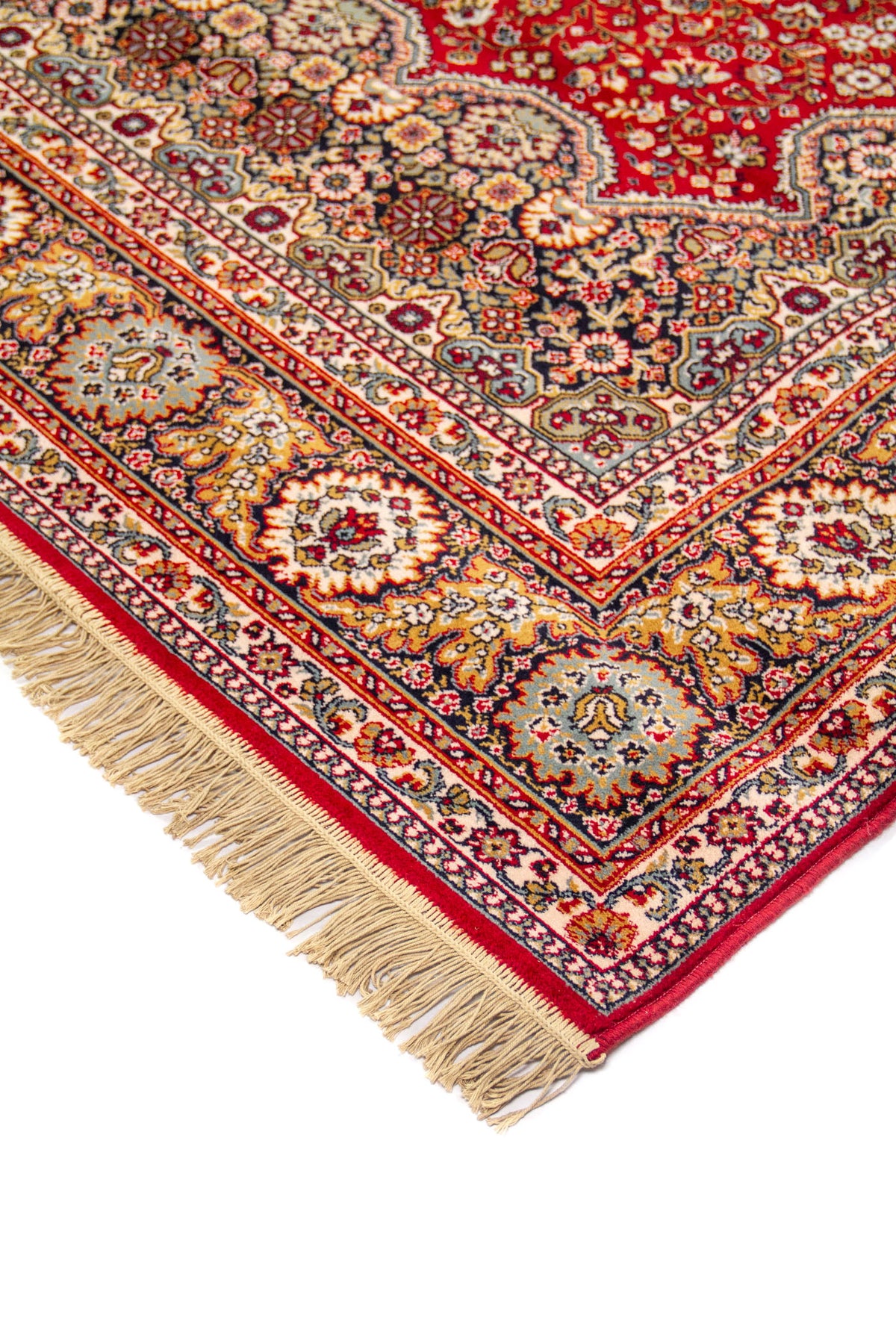 Detalle en perspectiva de alfombra roja clásica con motivos florales, cenefa ornamental en tonos beige, azul y dorado, y flecos en el extremo.