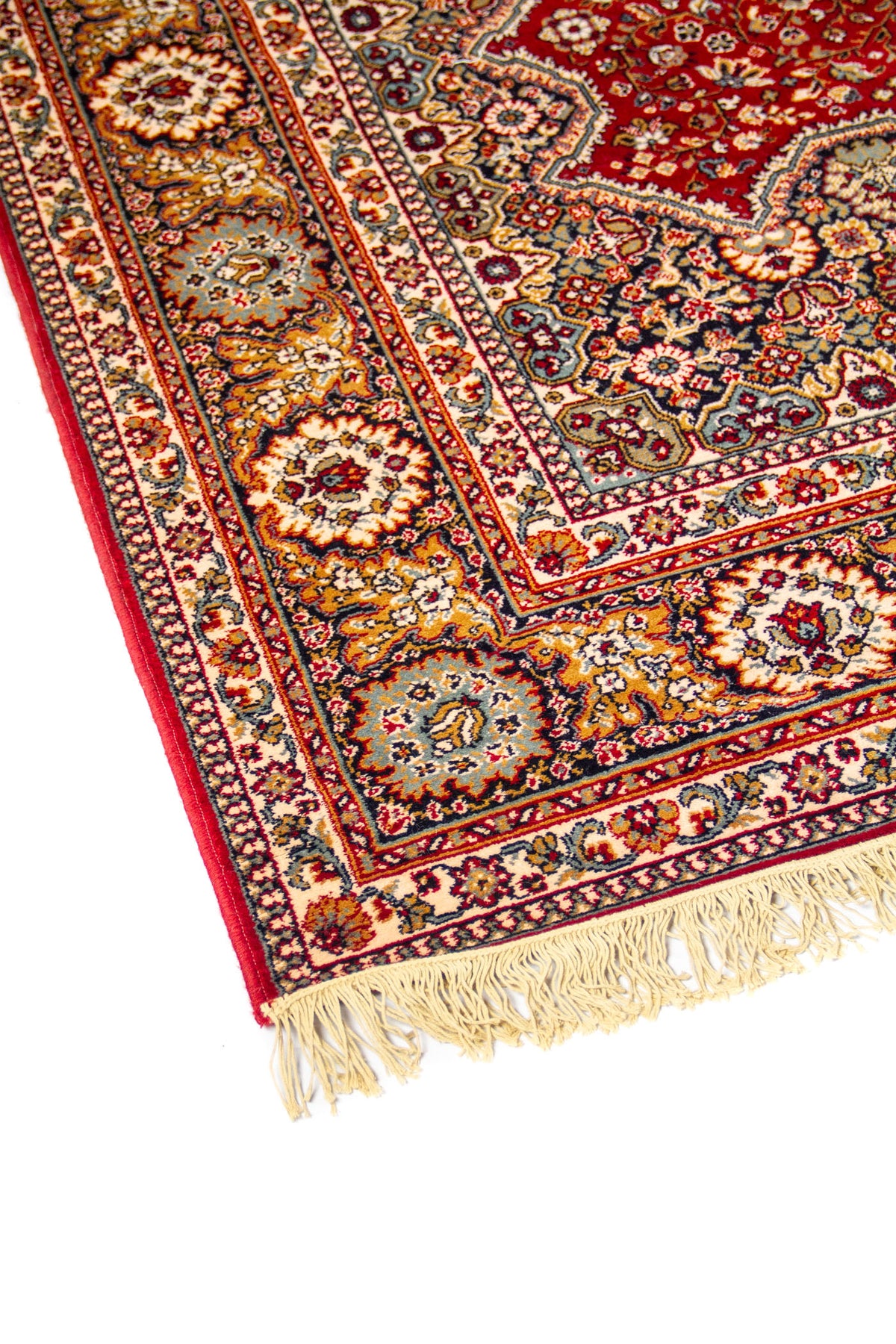 Acercamiento lateral de alfombra oriental con fondo rojo, diseño floral minucioso y borde decorativo en tonos beige, azul suave y dorado