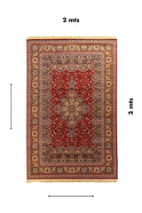 Alfombra clásica oriental en tonos rojo y beige con medallón central y medidas de 2 x 3 metros.
