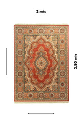 Vista completa de alfombra oriental clásica en tonos rojo y beige con medallón central floral y medidas de 2 x 2.80 metros.