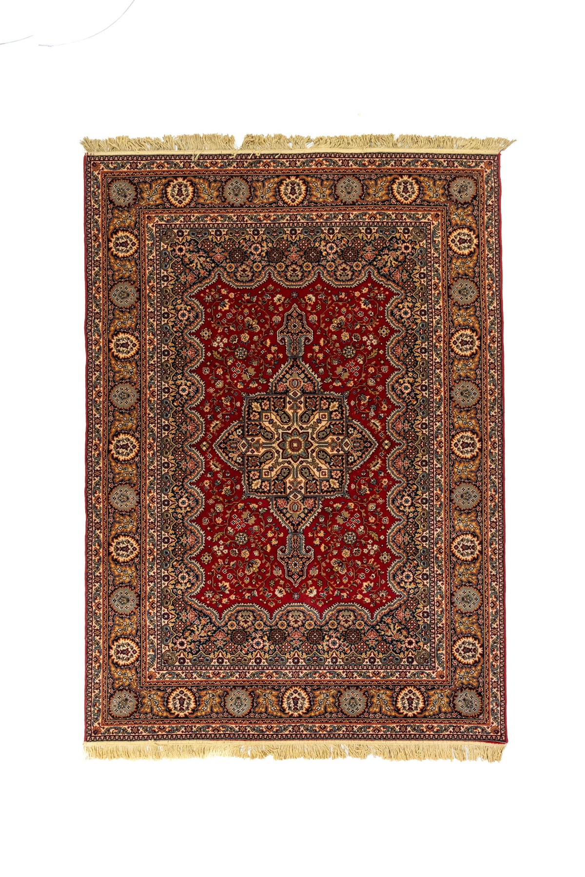 Alfombra oriental clásica rectangular con fondo rojo intenso, medallón central ornamental y guarda beige con detalles florales