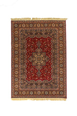 Alfombra oriental clásica rectangular con fondo rojo intenso, medallón central ornamental y guarda beige con detalles florales