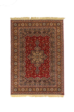 Alfombra oriental clásica rectangular con fondo rojo intenso, medallón central ornamental y guarda beige con detalles florales