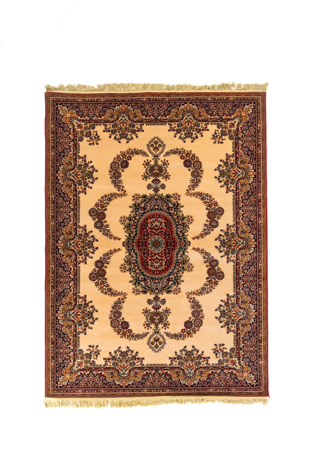 Alfombra oriental rectangular en tono beige con medallón central rojo, detalles florales y guarda ornamental en tonos rojo oscuro y azul