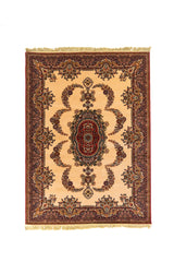 Alfombra oriental rectangular en tono beige con medallón central rojo, detalles florales y guarda ornamental en tonos rojo oscuro y azul