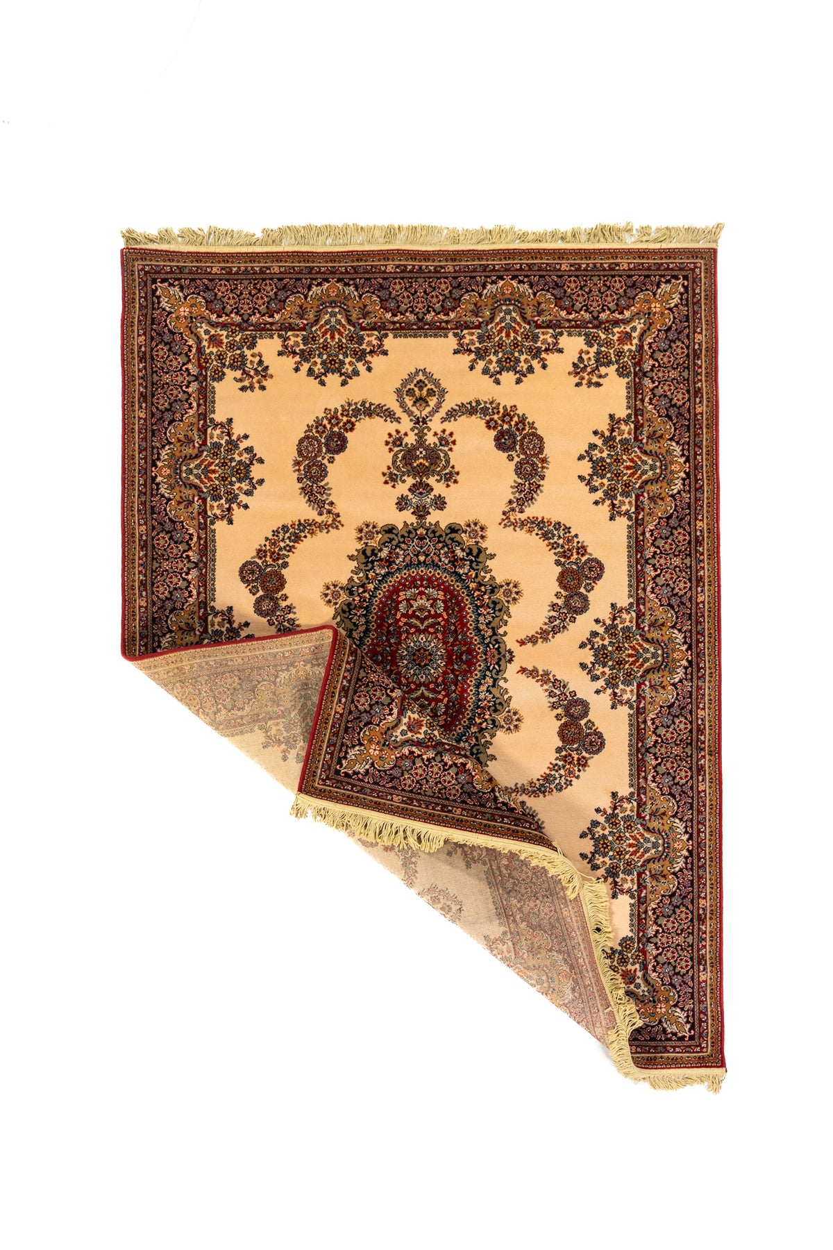 Alfombra clásica rectangular con una esquina doblada que muestra el reverso del tejido, los flecos y el diseño decorativo