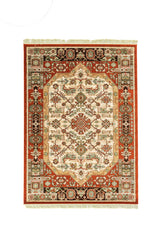 Alfombra oriental rectangular en tonos rojo y blanco suave con diseño geométrico central y bordes decorativos en verde, negro y beige