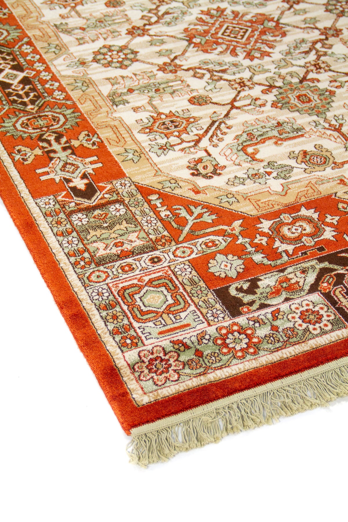 Primer plano de alfombra oriental con fondo blanco suave, patrón geométrico central y guarda ornamental en rojo, verde y negro