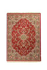Alfombra clásica oriental de fondo rojo intenso con medallón central floral, guarda beige y detalles en negro, verde y blanco suave.