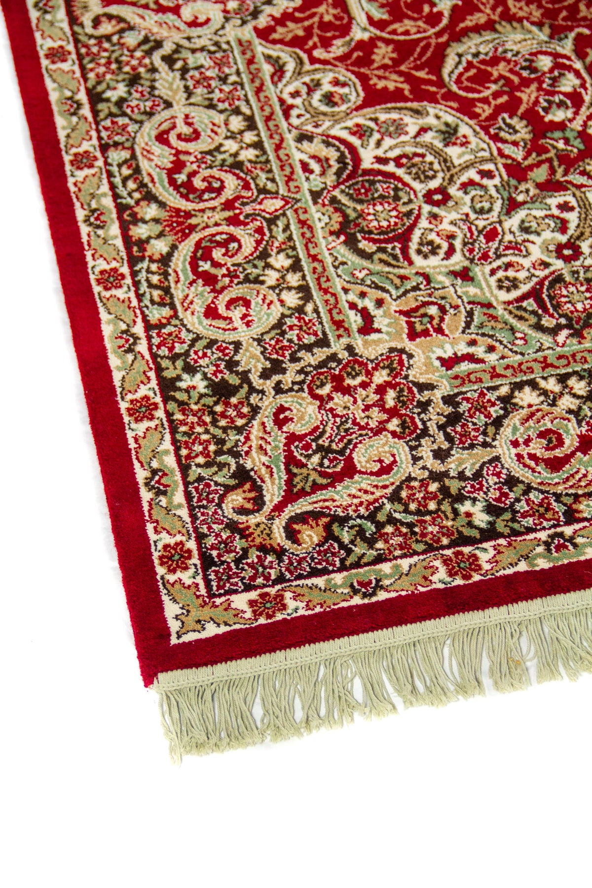 Detalle de esquina de alfombra roja estilo oriental con guarda floral en tonos beige, negro, verde suave y flecos color blanco suave.