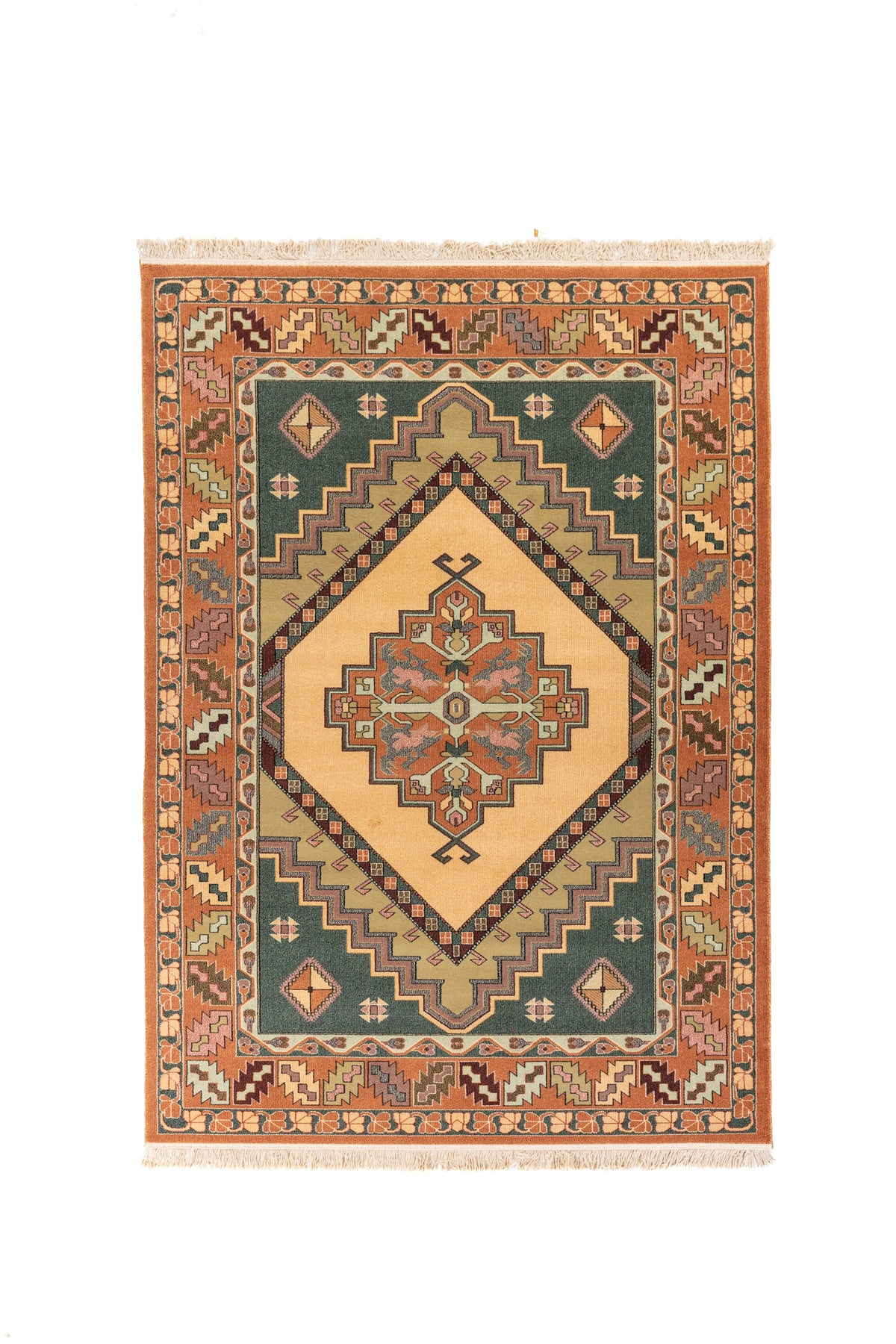 Alfombra oriental rectangular en tonos beige, anaranjado oscuro y verde con gran medallón geométrico central y borde decorativo tradicional