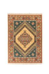 Alfombra oriental rectangular en tonos beige, anaranjado oscuro y verde con gran medallón geométrico central y borde decorativo tradicional