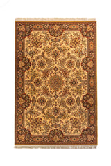 Alfombra clásica rectangular en tonos beige, rojo, marrón y negro, con diseño floral simétrico y guarda ornamental ancha.