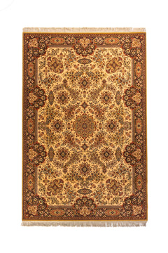 Alfombra clásica rectangular en tonos beige, rojo, marrón y negro, con diseño floral simétrico y guarda ornamental ancha.