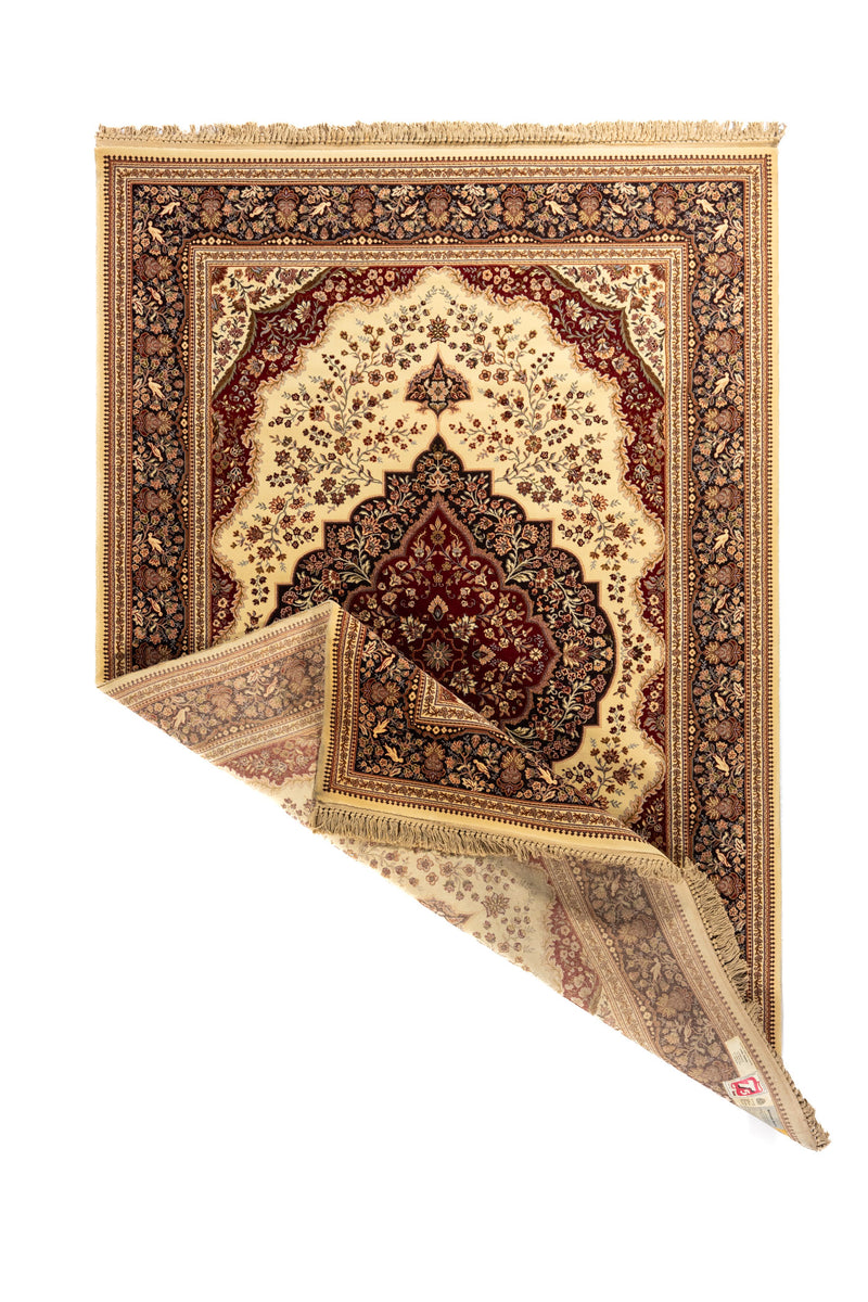 Alfombra oriental de estilo clásico con fondo blanco suave, medallón rojo oscuro y esquina levantada que muestra su flexibilidad y acabado.