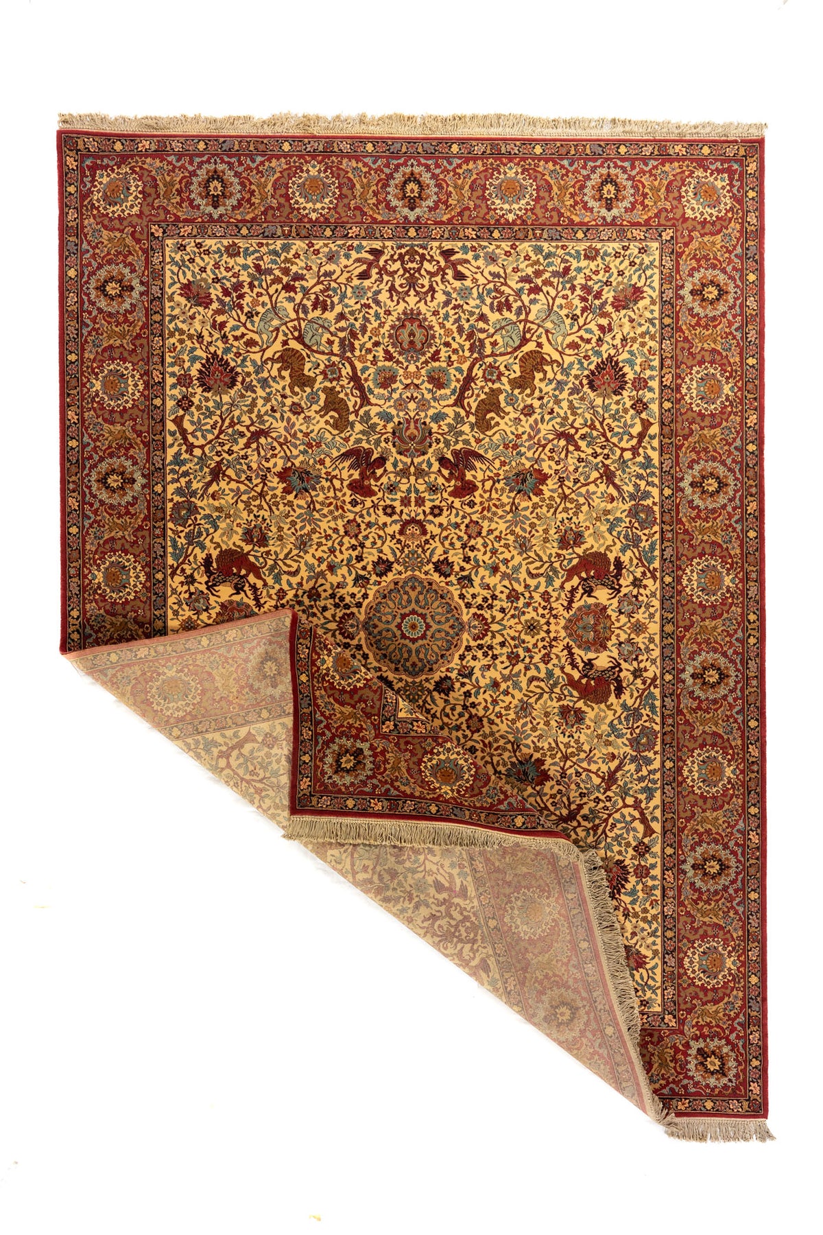 Alfombra clásica con esquina doblada que muestra el reverso, fondo beige, borde rojo y detallado diseño floral con motivos decorativos.