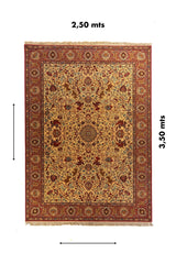 Alfombra clásica rectangular con medidas 2.50 x 3.50 metros, fondo beige, borde rojo y diseño floral simétrico con motivos decorativos.