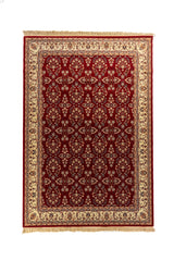 Alfombra clásica rectangular en color rojo intenso con diseño floral repetitivo, guarda beige ornamental y flecos en los extremos.