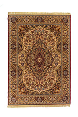 Alfombra oriental rectangular en tonos beige, rojo oscuro y azul con medallón central ornamental y guarda floral clásica