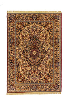 Alfombra oriental rectangular en tonos beige, rojo oscuro y azul con medallón central ornamental y guarda floral clásica